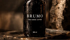 Концептуальный предметный кадр бутылки BRUMO на каменной поверхности
